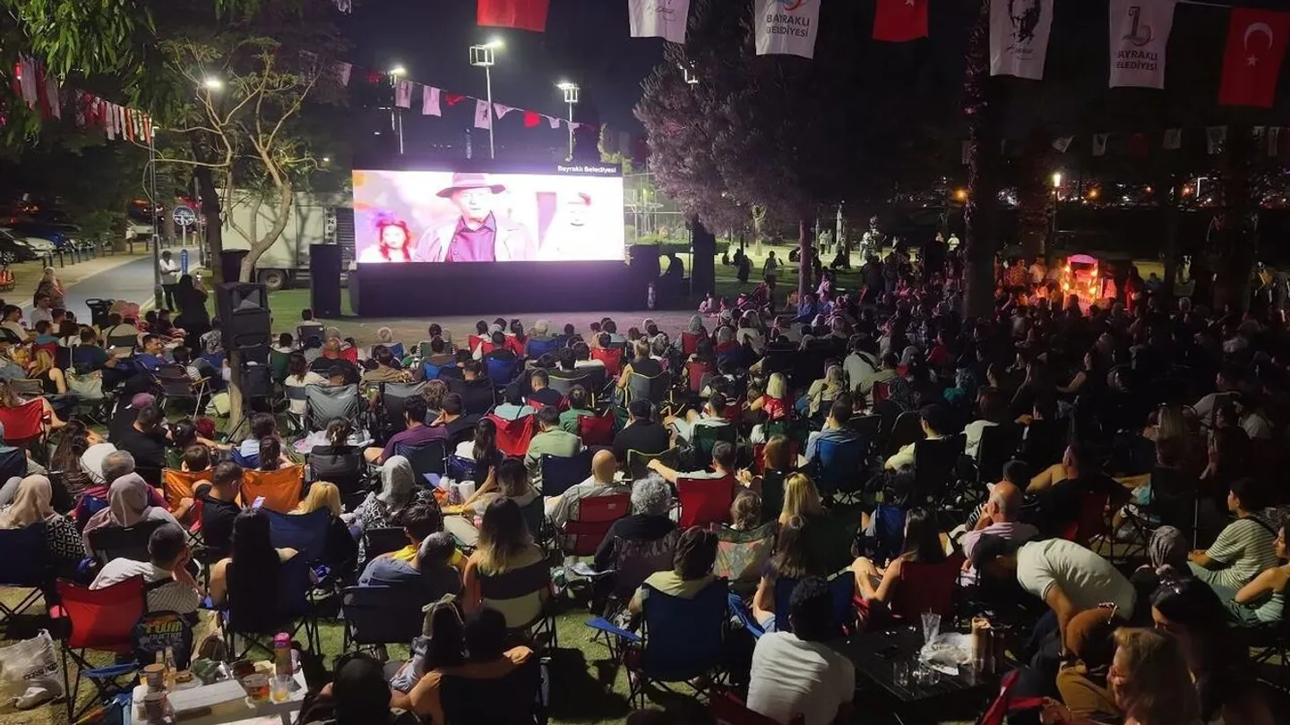 Bayraklı'da Açık Hava Sinema Günleri sürüyor: Finalde çocuk şenliği ve "Buz Devri" var