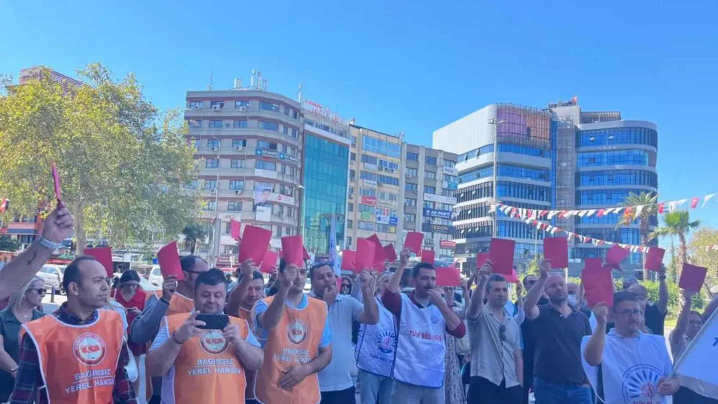 Konak Belediyesi işçilerinden kırmızı kartlı protesto: TİS alacakları için eylem