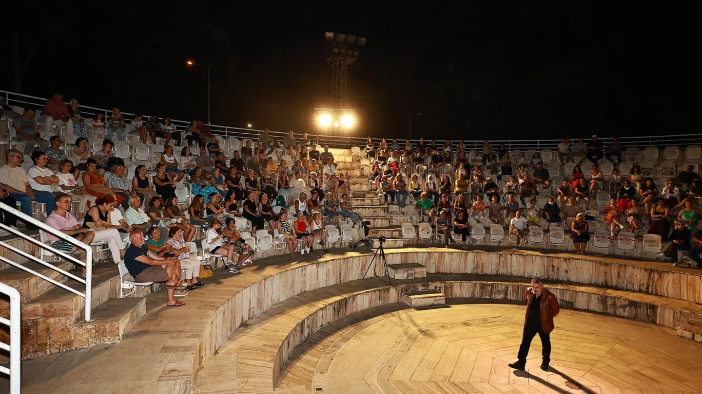 Efes Selçuk'ta tiyatro gecesi! "Haybeden Gerçeküstü Aşk" izleyiciden tam not aldı