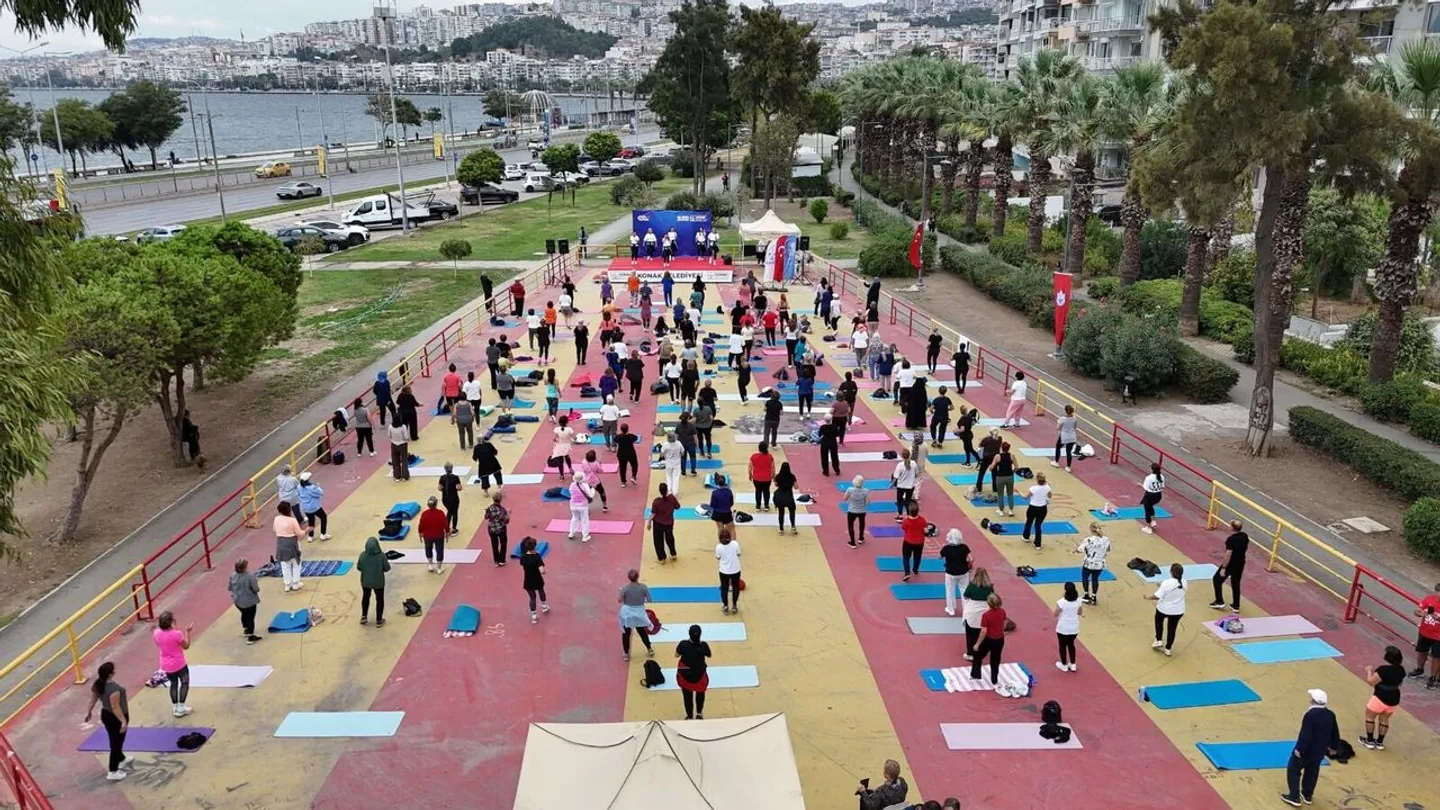 Konak’ta güne sporla başladılar: Denizatı Parkı’nda renkli buluşma
